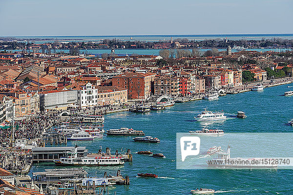 Panoramablick auf die Uferpromenade mit Booten und niedrigen Gebäuden mit roten Kacheln  vom Campanile di San Marco aus gesehen  Venedig  UNESCO-Weltkulturerbe  Venetien  Italien  Europa