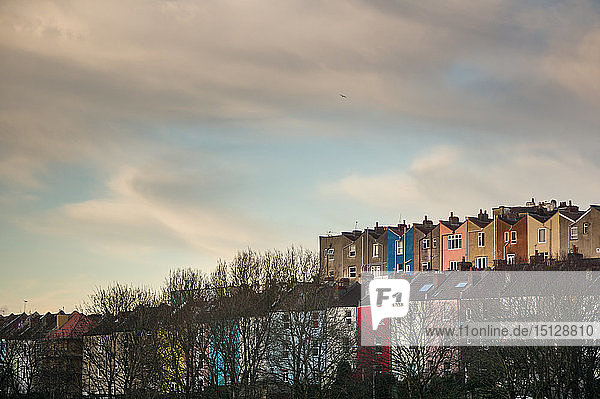 Die farbenfrohen Häuser von Totterdown vom Victoria Park aus gesehen  Bristol  England  Vereinigtes Königreich  Europa