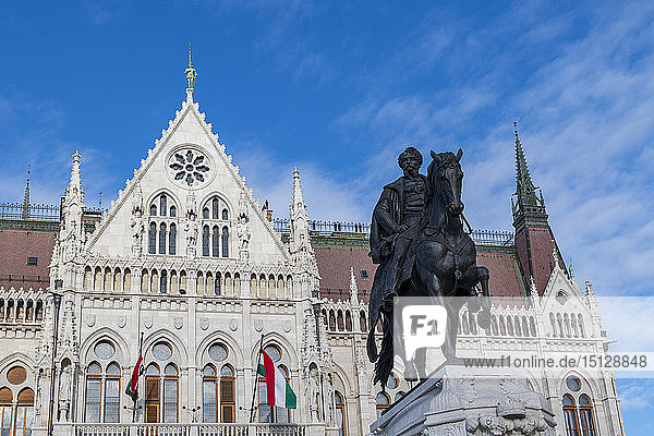 Das ungarische Parlamentsgebäude und die Statue von Gyula Andressy  Budapest  Ungarn  Europa