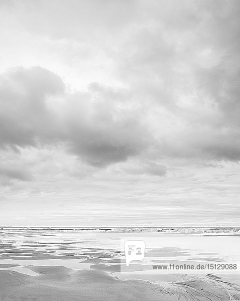 Wolkenformationen und nasser Sand auf dem weitläufigen Strand von Sandymouth  Bude  Cornwall  England  Vereinigtes Königreich  Europa