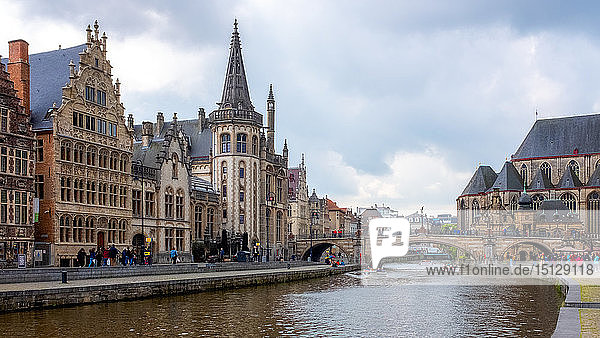 Einheimische und Besucher entspannen sich entlang des Leie-Kanals  berühmt für seine schönen historischen Fassaden  Graslei  Gent  Belgien  Europa