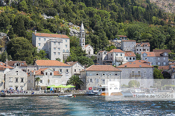 Blick vom Meer auf historische Villen am Wasser mit Blick auf die Bucht von Kotor  Perast  Kotor  UNESCO-Weltkulturerbe  Montenegro  Europa