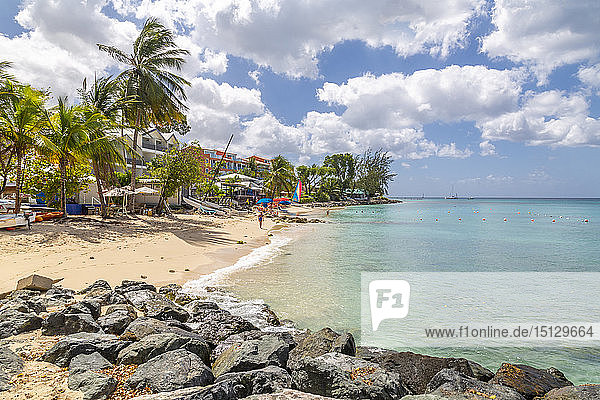 Blick auf Strand und Karibisches Meer in Holetown  Barbados  Westindien  Karibik  Mittelamerika