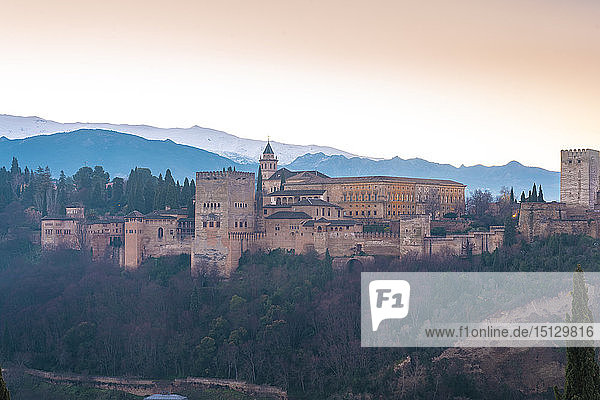 Blick auf die Alhambra bei Sonnenaufgang  UNESCO-Weltkulturerbe  vom Albaicin-Gebiet aus  Granada  Andalusien  Spanien  Europa