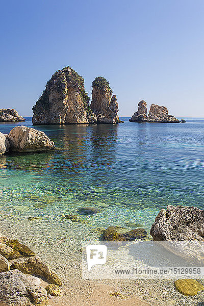 Blick über die ruhige Bucht zu den Faraglioni  einer Reihe von hoch aufragenden Felsen vor der Küste  Scopello  Trapani  Sizilien  Italien  Mittelmeer  Europa