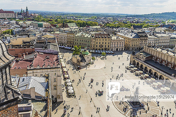 Ein Blick von oben auf den Hauptplatz in der mittelalterlichen Altstadt  UNESCO-Weltkulturerbe  Krakau  Polen  Europa