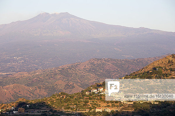 Blick über die hügelige Vulkanlandschaft auf den Gipfel des Ätna  UNESCO-Weltkulturerbe  bei Sonnenaufgang  Taormina  Messina  Sizilien  Italien  Mittelmeer  Europa