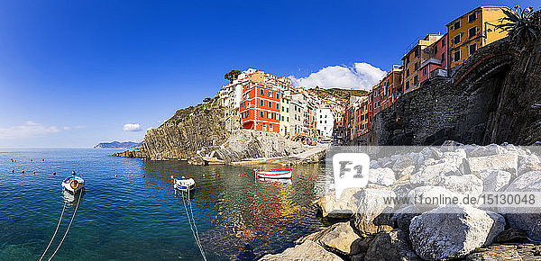Panoramablick auf die bunten Häuser von Riomaggiore  die sich im Wasser spiegeln  Cinque Terre  UNESCO-Weltkulturerbe  Ligurien  Italien  Europa