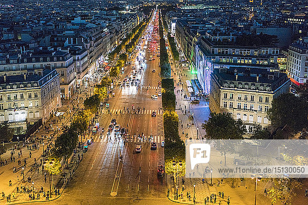 Avenue des Champs-Elysees bei Nacht  Paris  Frankreich  Europa
