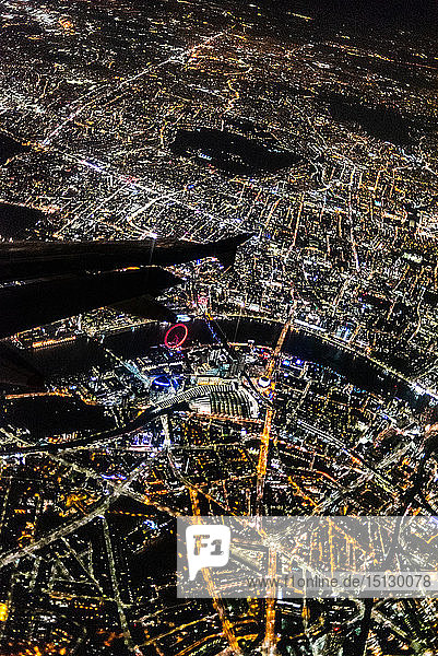 Blick über London bei Nacht aus einem Flugzeugfenster  London  England  Vereinigtes Königreich  Europa