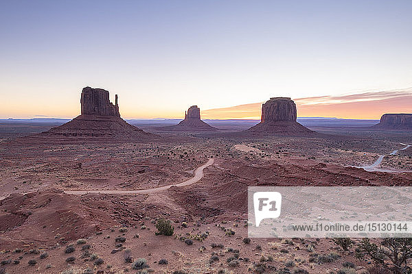 Sandsteinfelsen im Monument Valley Navajo Tribal Park an der Grenze zwischen Arizona und Utah  Vereinigte Staaten von Amerika  Nordamerika