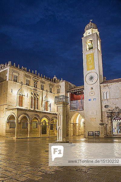 Blick über den mit Marmor gepflasterten Luza-Platz auf den Sponza-Palast und den Uhrenturm  Abenddämmerung  Dubrovnik  Dubrovnik-Neretva  Dalmatien  Kroatien  Europa