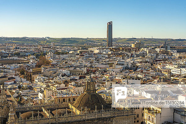 Blick auf das historische Zentrum von Sevilla mit dem Torre Sevilla (Turm von Sevilla) im Hintergrund  Sevilla  Andalusien  Spanien  Europa
