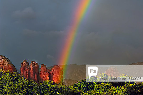 Ein rein zufälliges Foto eines Regenbogens  der den Coffee Pot Rock in Sedona  Arizona  Vereinigte Staaten von Amerika  Nordamerika  schneidet