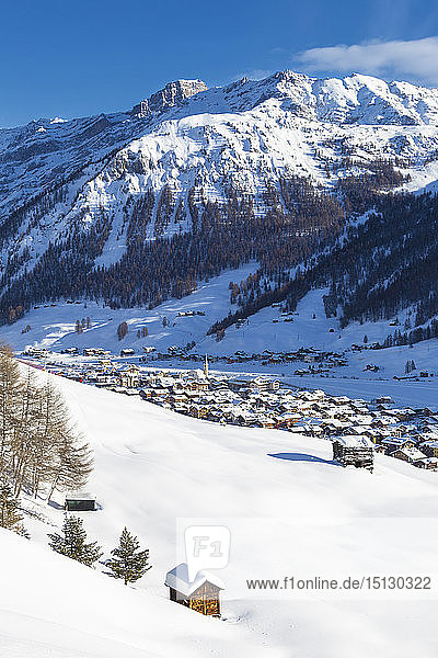 Von der Sonne beleuchtetes Dorf nach einem Schneefall  Livigno  Valtellina  Lombardei  Italien  Europa