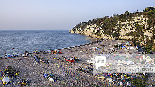 Fischerboote und Liegestühle am beliebten Kieselstrand von Beer bei Seaton  Devon  England  Vereinigtes Königreich  Europa
