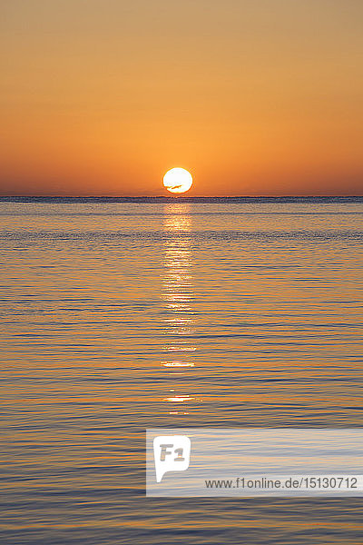 Goldener Sonnenaufgang über dem Meer von Kreta  Rethymno (Rethymnon)  Kreta  Griechische Inseln  Griechenland  Europa