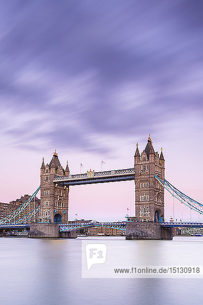 Tower Bridge vom Südufer der Themse  London  England  Vereinigtes Königreich  Europa