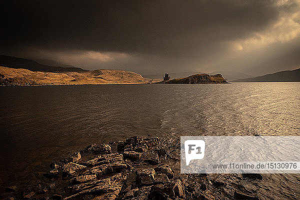 Wintersonne beleuchtet Ardvreck Castle  Loch Assynt  Schottland  Vereinigtes Königreich  Europa