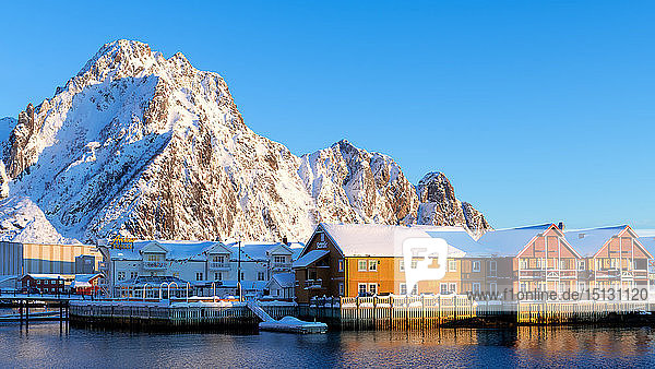 Svolvaer an einem sonnigen Wintertag  Lofoten Inseln  Nordland  Arktis  Norwegen  Europa