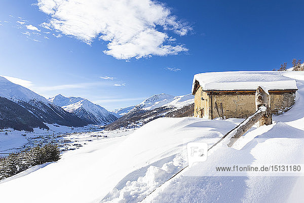 Traditionelle Hütte mit Blick auf das Dorf im Winter  Livigno  Valtellina  Lombardei  Italien  Europa
