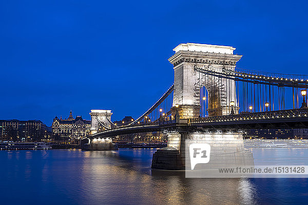 The Chain Bridge across the River Danube at night  UNESCO World Heritage Site  Budapest  Hungary  Europe