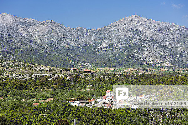Blick vom bewaldeten Hang auf das Dorf Mesa Lasithi  bei Tzermiado  Lasithi-Hochebene  Lasithi (Lassithi)  Kreta  Griechische Inseln  Griechenland  Europa