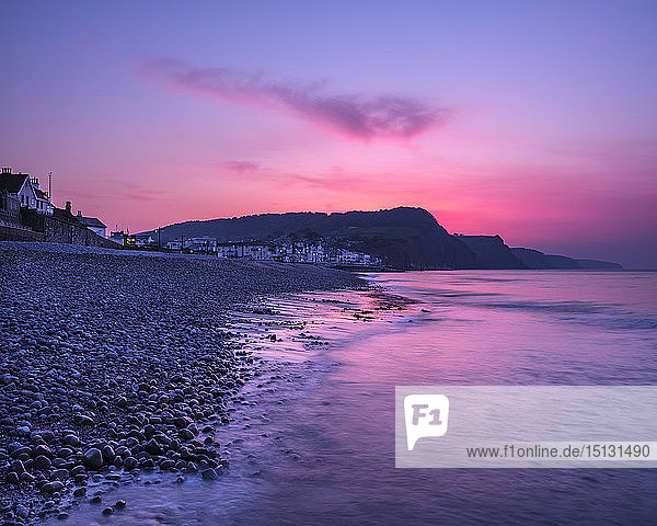 Lebhafte Morgendämmerung am Strand der malerischen Küstenstadt Sidmouth  Devon  England  Vereinigtes Königreich  Europa