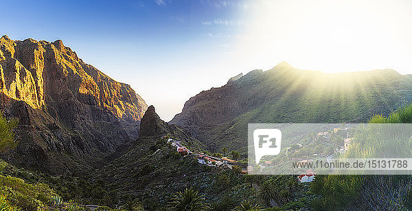 Panoramablick aus der Luft über das Dorf Masca  die meistbesuchte Touristenattraktion  Teneriffa  Kanarische Inseln  Spanien  Atlantik  Europa
