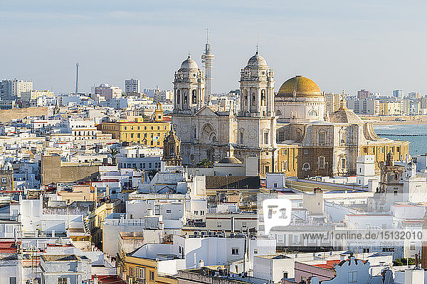 Blick auf die Kathedrale Santa Cruz vom Tavira-Turm aus gesehen  Cádiz  Andalusien  Spanien  Europa