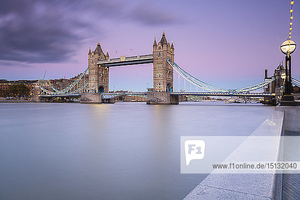 Tower Bridge vom Südufer der Themse  London  England  Vereinigtes Königreich  Europa