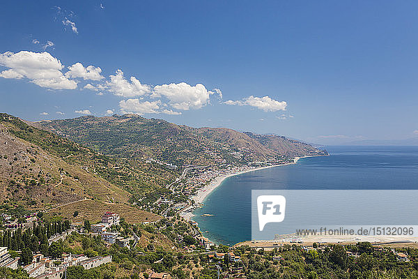 Blick vom Griechischen Theater auf die Strandbäder Mazzeo und Letojanni am Ionischen Meer  Taormina  Messina  Sizilien  Italien  Mittelmeer  Europa
