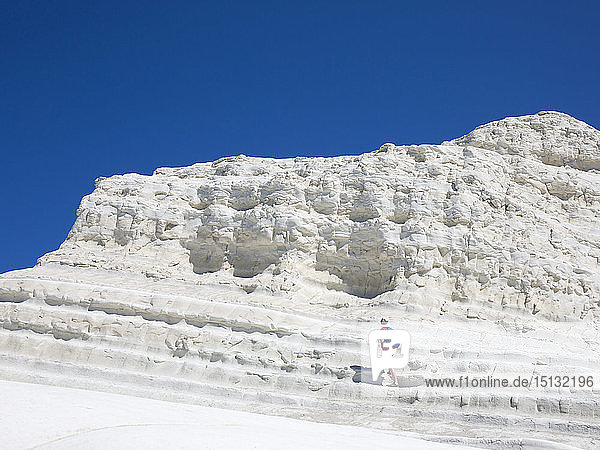 Besucher beim Aufstieg zu den weißen Kalksteinfelsen der Scala dei Turchi  Realmonte  Porto Empedocle  Agrigento  Sizilien  Italien  Mittelmeer  Europa