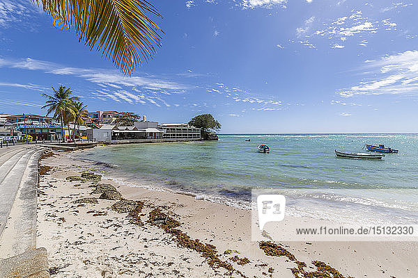 Blick auf den Strand von St. Lawrence Gap  Barbados  Westindien  Karibik  Mittelamerika