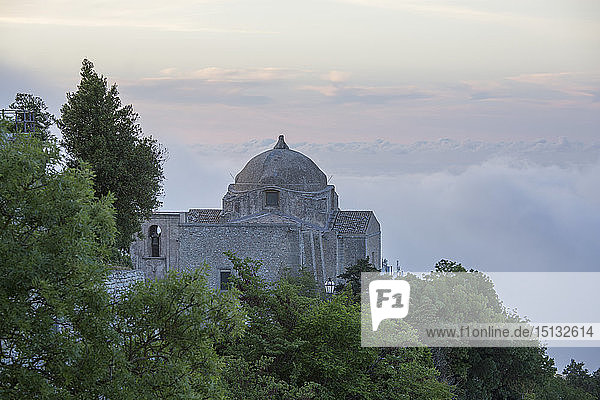 Die auf einem Hügel gelegene Kirche San Giovanni Battista  niedrige Wolken verdecken die Landschaft dahinter  Erice  Trapani  Sizilien  Italien  Mittelmeer  Europa