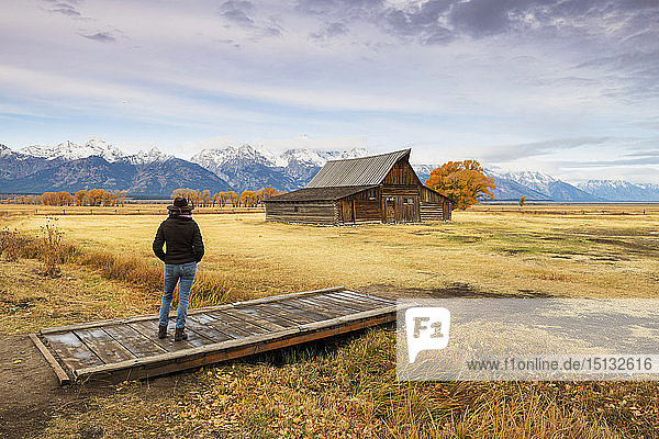 Frau an der Mormon Row und Teton Range  Grand Teton National Park  Wyoming  Vereinigte Staaten von Amerika  Nordamerika