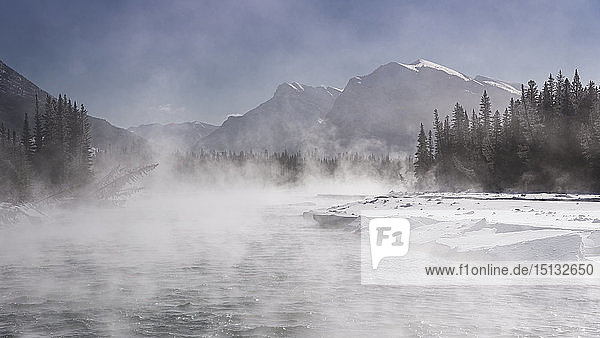 Vom Wasser des Bow River aufsteigender Nebel bei winterlichen Minusgraden  Canmore  Alberta  Kanadische Rockies  Kanada  Nordamerika