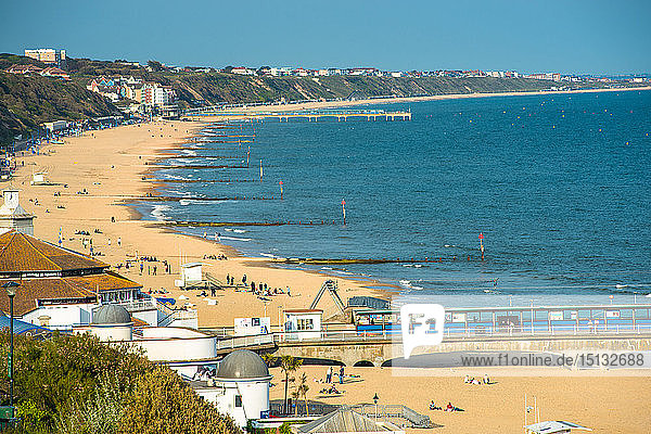 Erhöhte Aussicht auf den Strand von Bournemouth von den Klippen aus  Dorset  England  Vereinigtes Königreich  Europa