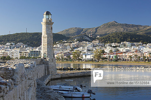 Blick entlang der Ufermauer des venezianischen Hafens  Leuchtturm aus dem 16. Jahrhundert  Rethymno (Rethymnon)  Kreta  Griechische Inseln  Griechenland  Europa