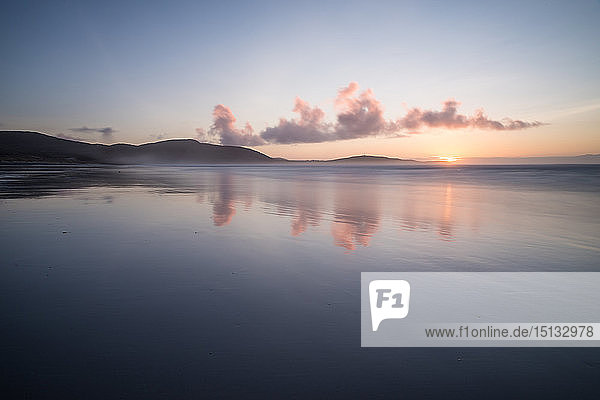 Sonnenuntergang bei Traigh Eais  Barra  Äußere Hebriden  Schottland  Vereinigtes Königreich  Europa