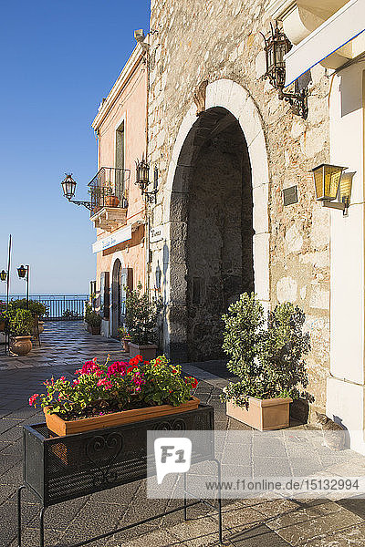 Die Porta di Mezzo  westlicher Eingang zur Piazza IX Aprile  früher Morgen  Taormina  Messina  Sizilien  Italien  Mittelmeer  Europa