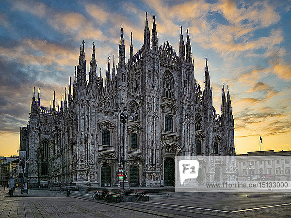 Kathedrale St. Maria Geburt (Duomo) bei Sonnenaufgang  Mailand  Lombardei  Italien  Europa