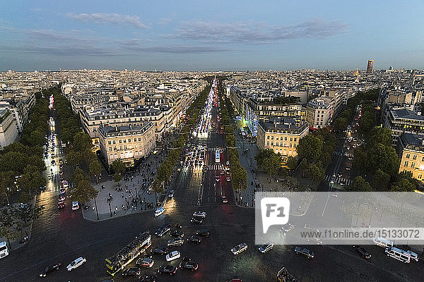 Blick vom Arc de Triomphe in Paris auf die Avenue des Champs-Elysees  Paris  Frankreich  Europa