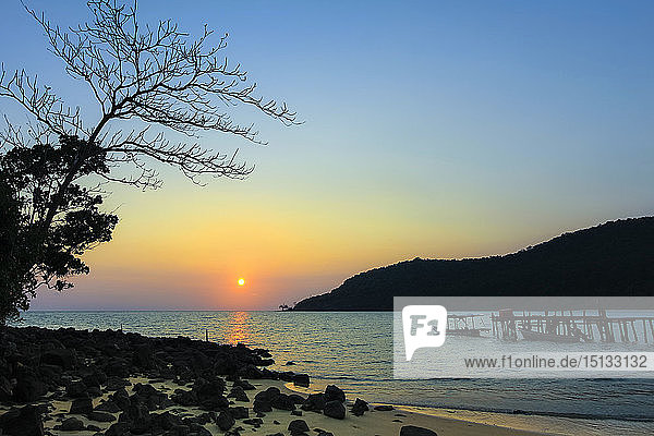 Sonnenuntergang und Pier an der ruhigen felsigen Westküste dieser Ferieninsel  Lazy Beach  Koh Rong Sanloem Island  Sihanoukville  Kambodscha  Indochina  Südostasien  Asien