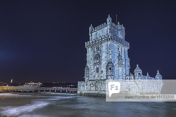 Kreuzfahrtschiff hinter dem Torre de Belem (Turm von Belem) (Turm des Heiligen Vinzenz)  UNESCO-Weltkulturerbe  Belem  Lissabon  Portugal  Europa