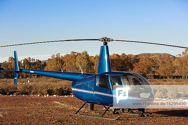 Hubschrauber und Pilot in ländlicher Umgebung  Kapstadt  Westkap  Südafrika