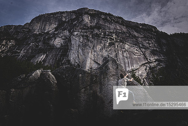 Kletterfelsen im Wald Squamish Kanada