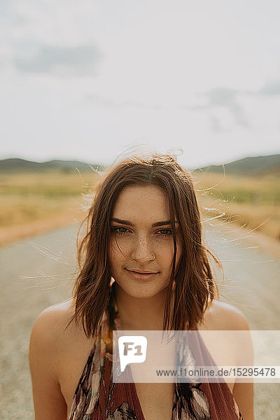 Junge Frau auf ländlicher Strasse  Kopf- und Schulterportrait  Exeter  Kalifornien  USA