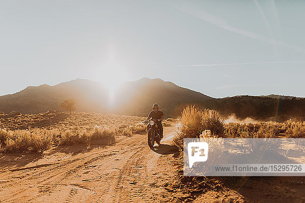 Motorradfahrer fahren durch die Landschaft von Kennedy Meadows  Kalifornien  USA