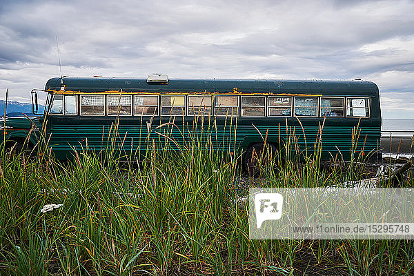 Am Strand geparkter Wohnmobilbus  Homer  Alaska  Vereinigte Staaten
